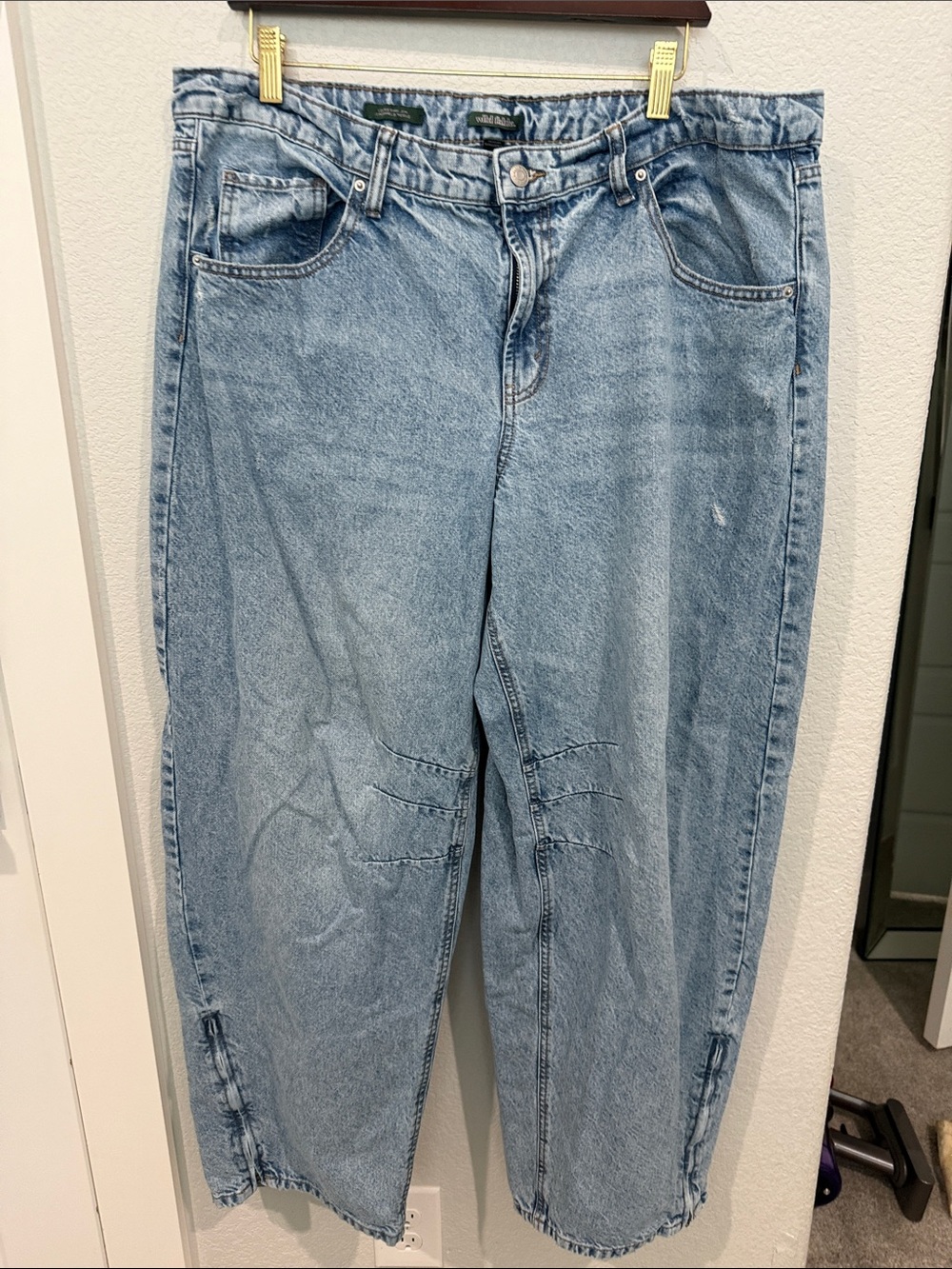 wild fable Low Rise Barrel Light Wash Blue Jeans